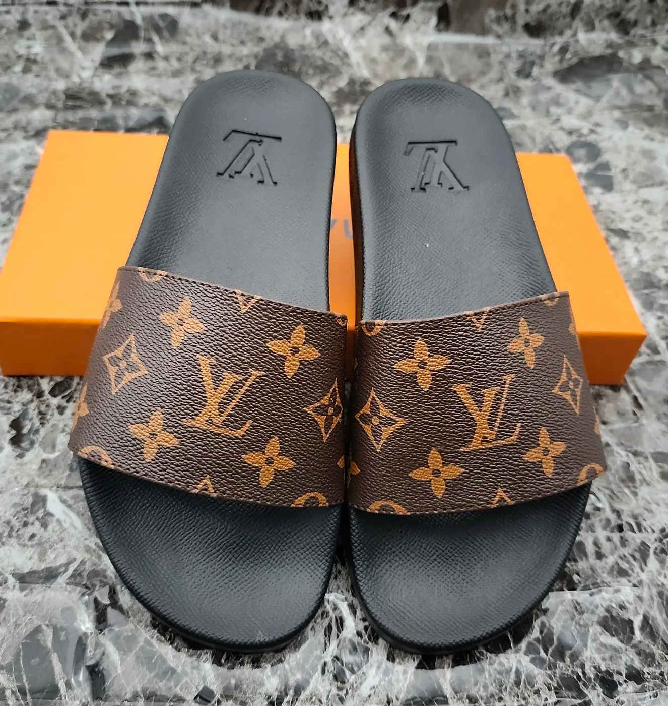 👟👟Ex-factory price 260👟👟 (available all year round), same style for men and women, size 35--48. Couple style🎗Louis Vuitton "LV" slippers, a much-anticipated one, so beautiful that it will melt your hearts❤! It is simply a masterpiece of extraordinary craftsmanship. It is a must-have for everyone. It is made by open mold. It feels Q-bounce and super soft on the feet. It is super delicate on the feet. It is an exclusive model. There are many layouts, so there is always one you like🎉🎉